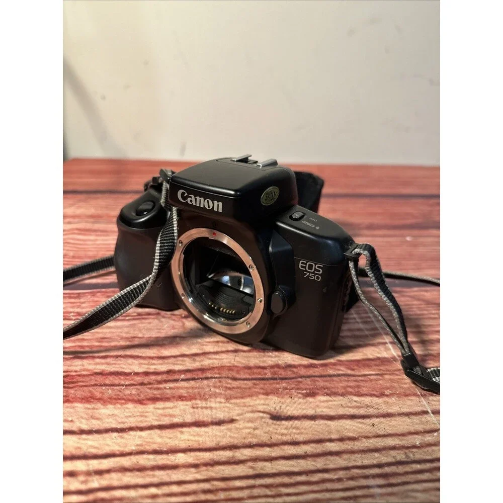 Canon EOS 750 Camera + Case - WORKING